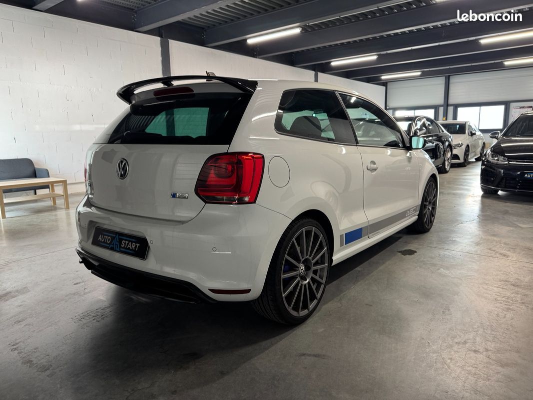 Volkswagen POLO V R WRC 220ch Limited Edition - 1901/2500 / SUIVI VOLKSWAGEN / SIEGES CHAUFFANTS / GPS / BLUETOOTH (image 3)