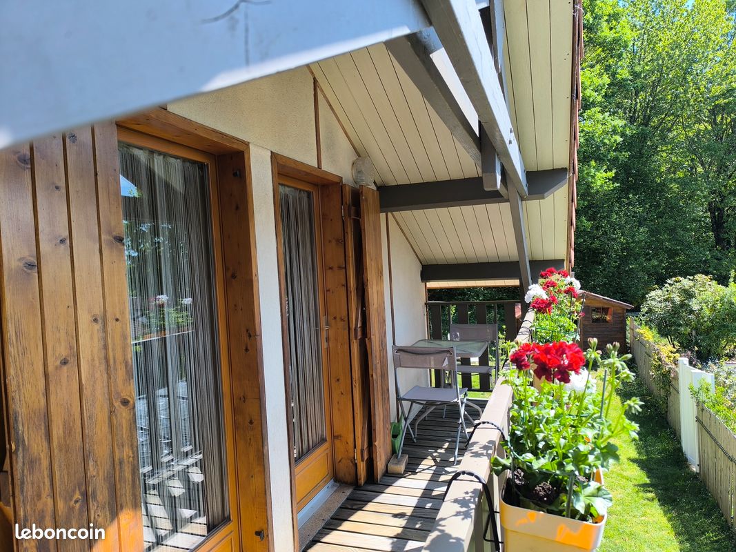 Chalet classé 3* , bord du lac, calme, lits faits, randos, piscine partagée, pêche, barque (image 4)