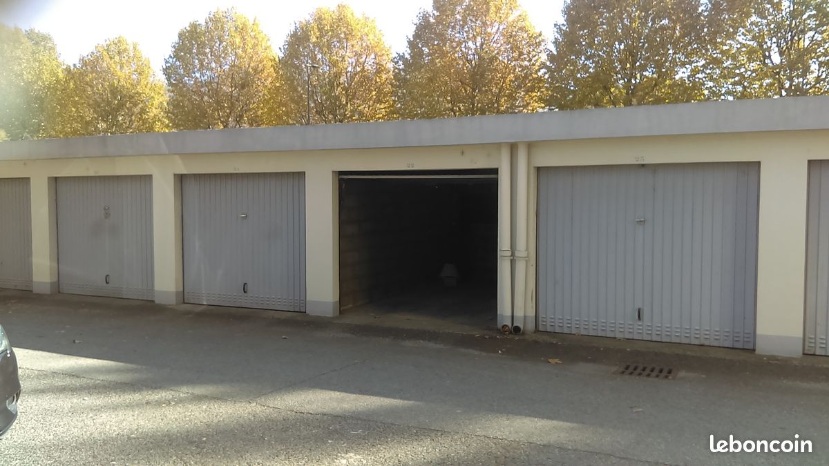 Garage · à Saint-Martin-d'Hères · 23 000 €