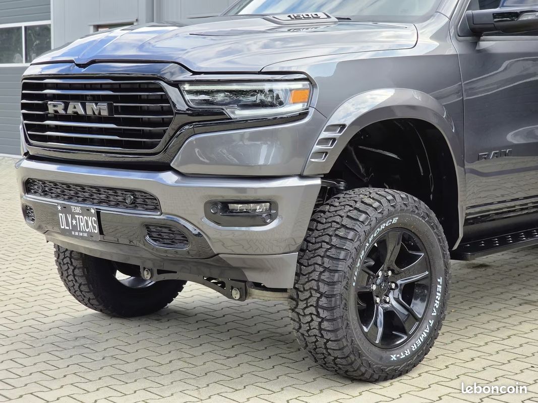 Dodge RAM 1500 Big Horn Night Edition 5.7 HEMI eTorque 401 ch 4x4 – Lift 9” – Uconnect 12” – 35” (image 9)