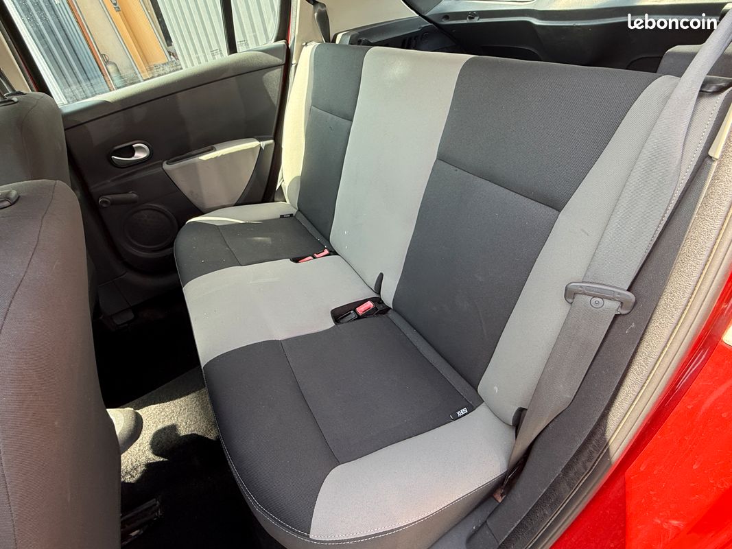 RENAULT Clio III Phase II 1.2 16v 75ch Access 5p (image 4)