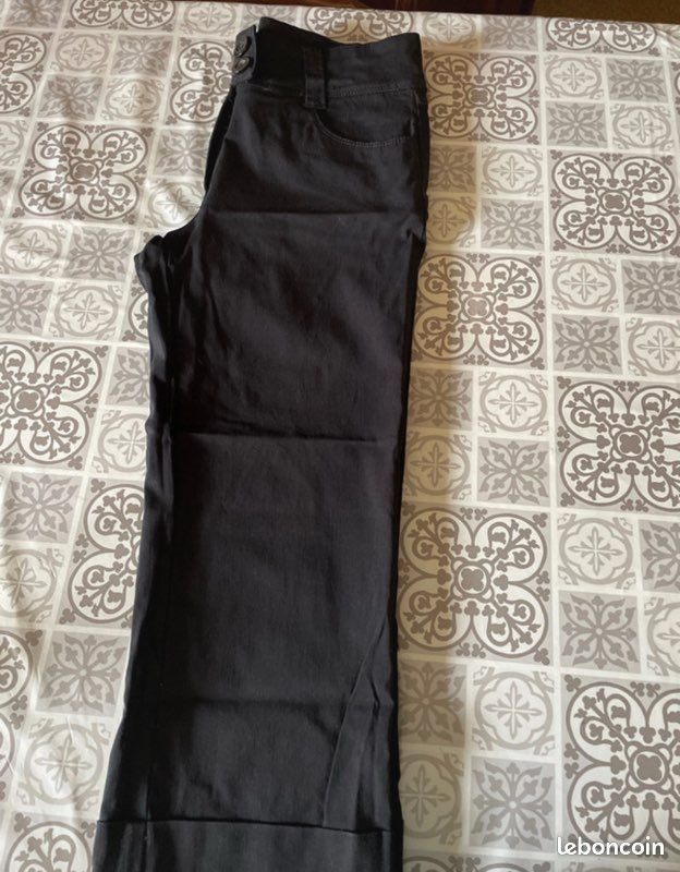Pantacourt noir taille 40 (image 1)