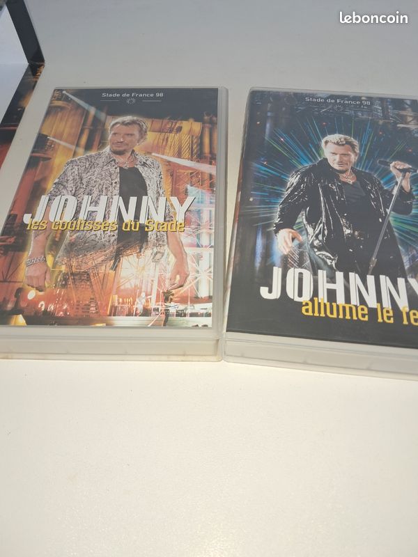Vend 1 coffret de 2 cassettes hommage à Johnny hallyday stade de France 98 le concert et les coulisses très bonne état prix 5 euros visible au domicile où envoie postal paiement sécurisé (image 2)