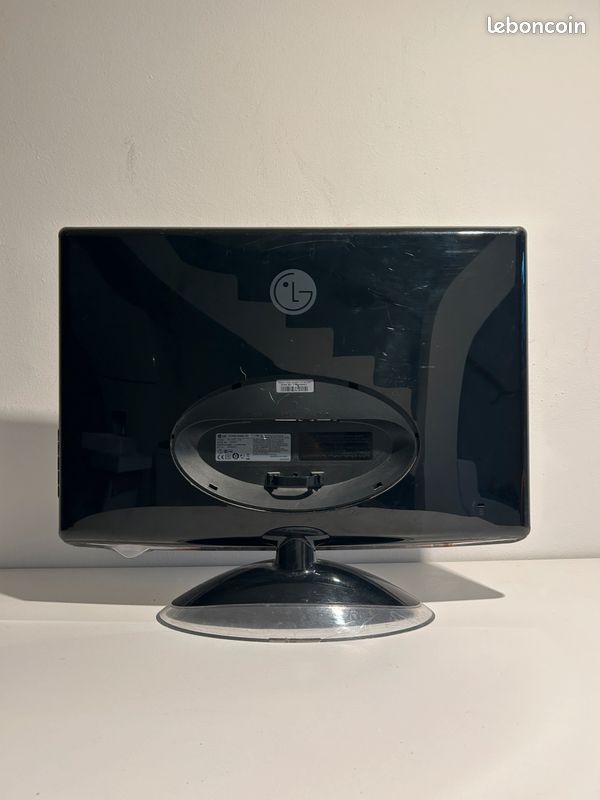 Écran LG Flatron W2284F - 22 Pouces, 2ms de Réponse, 30000:1 Contraste - Parfait pour le Bureau et le Multimédia (image 4)