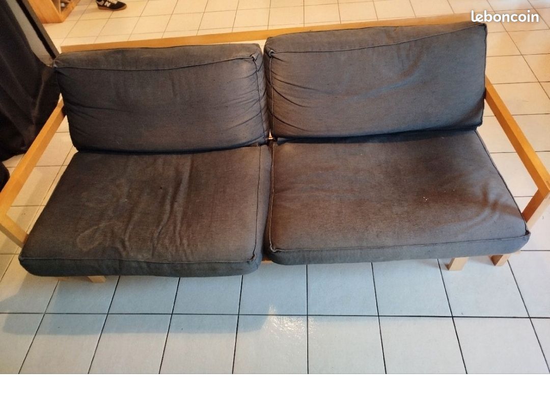 Canapé en bois Ikea convertible URGENT
Il est convertible en lit très facilement.
Il n'est pas tout neuf et les housses sont abîmées (image 2)