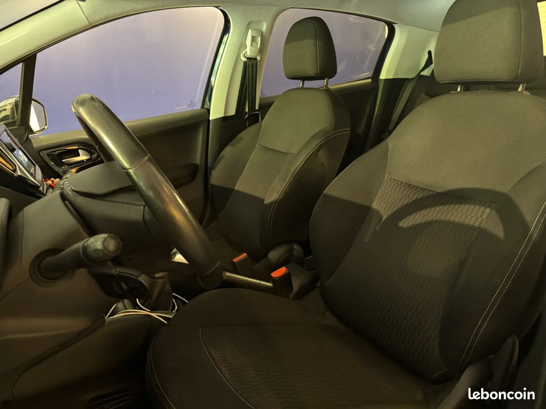 PEUGEOT 208 1.6 D 75ch STYLE - 2017 - CarPlay - Suivi complet - Régulateur de vitesse - Climatisation - Bluethoot (image 9)