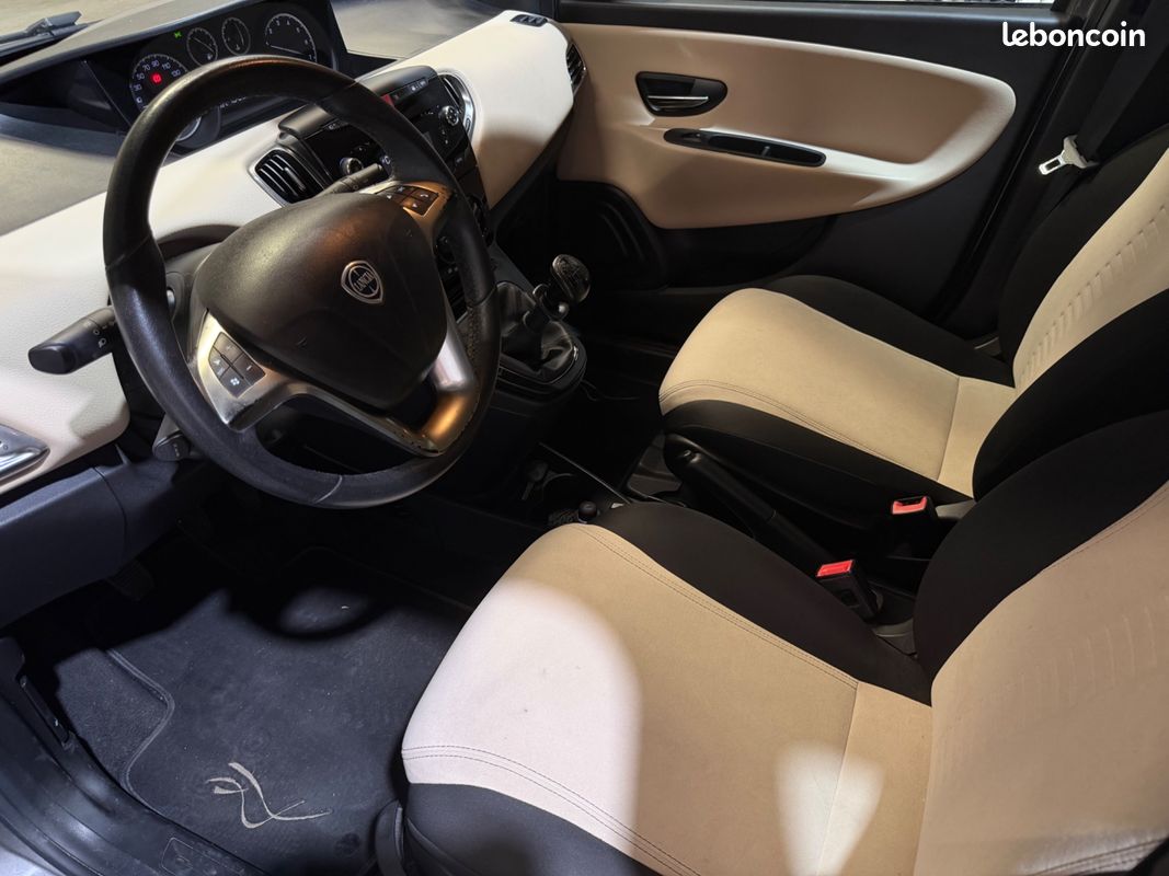 LANCIA YPSILON 1.2 70ch - suivi complet - 2 eme mains (image 24)