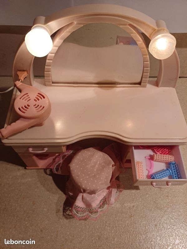 Coiffeuse pour poupées (image 1)