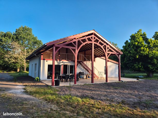 Maison isolée dans la forêt