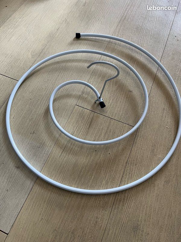 Lot de 2 cintres en spirale (image 1)