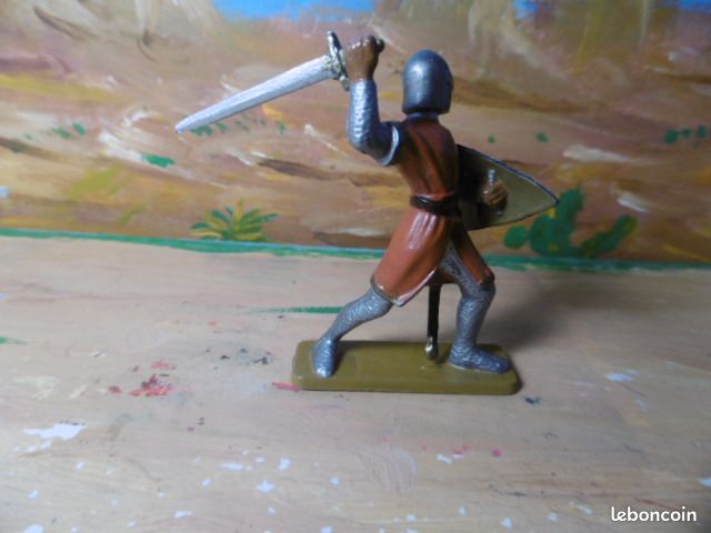 Starlux Ancien Socle Moulé – Figurine Moyen-Âge Chevalier Noir Avec épée Et écu Chevron Vintage