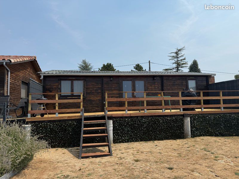 Maison style chalet en bois avec piscine (image 1)