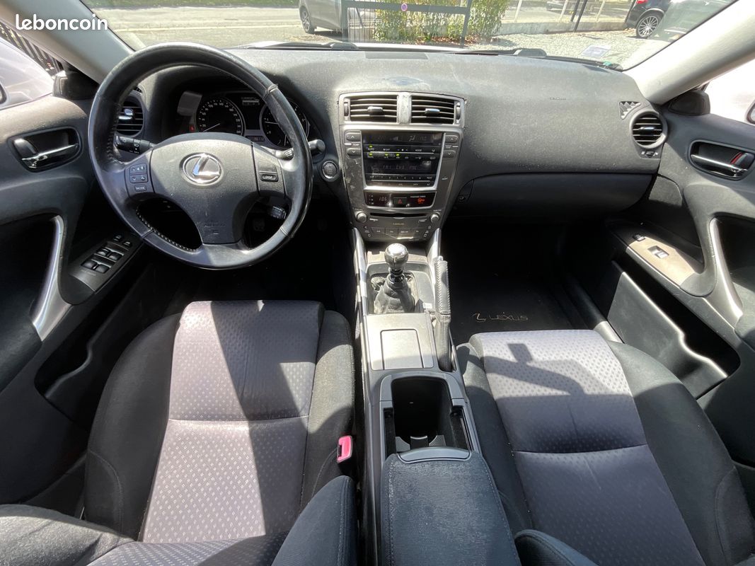 Lexus is 2.2 220d 175ch finition executive / regulateur / suivi (image 14)