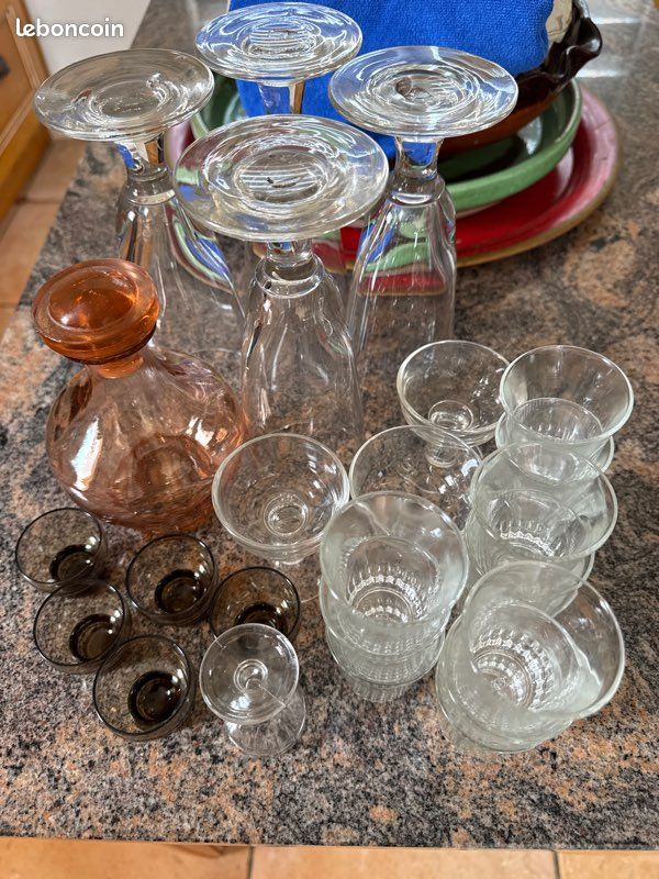 Lot de petit verres anciens et carafe (image 1)