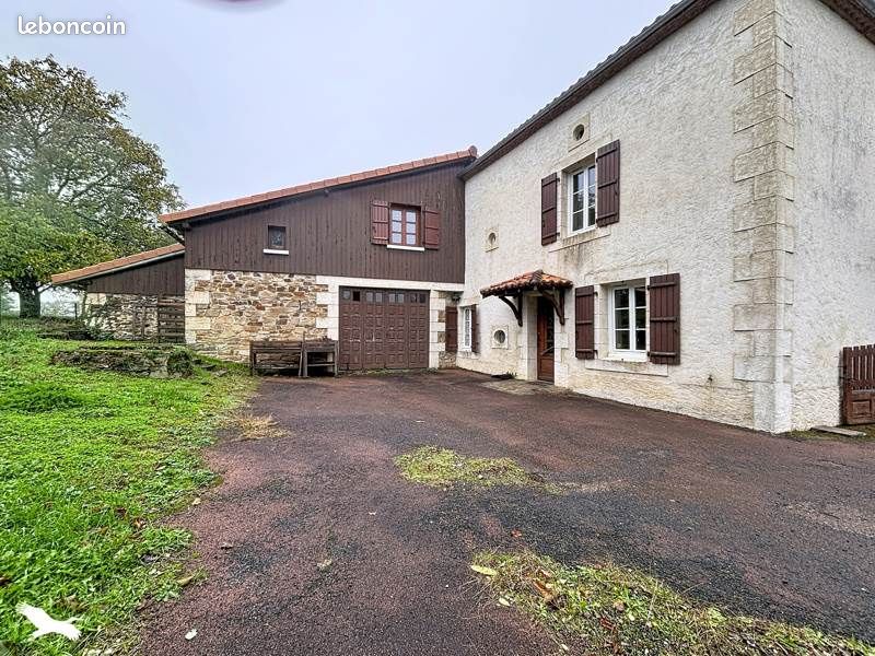 Maison 8 pièces 244 m² · à Mazerolles · 244 m² · 160 000 €
