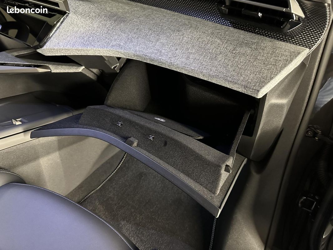 PEUGEOT 5008 1.2i Hybrid 145 e-DCS6 GT 360 7PL (image 33)