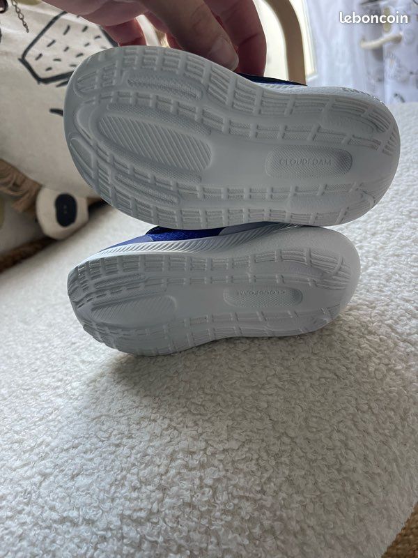 Basket Adidas neuves pointure 22 (image 4)