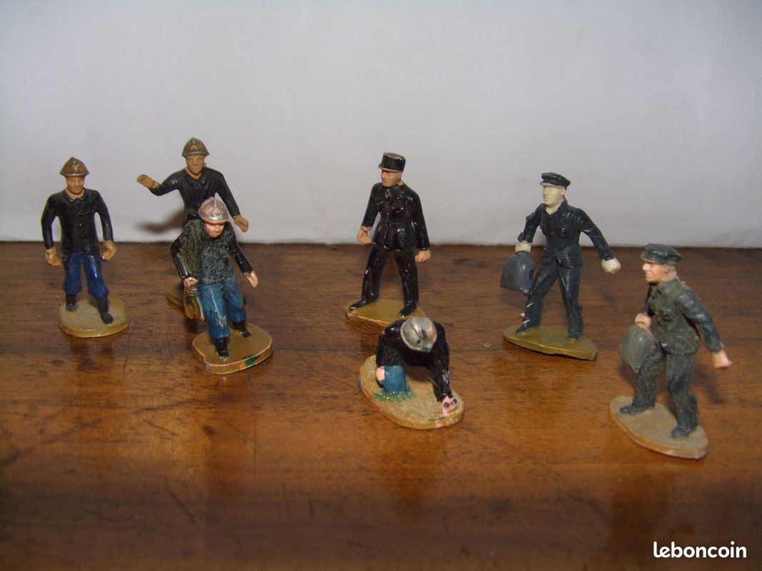 LOT anciennes figurines police STARLUX (image 1)