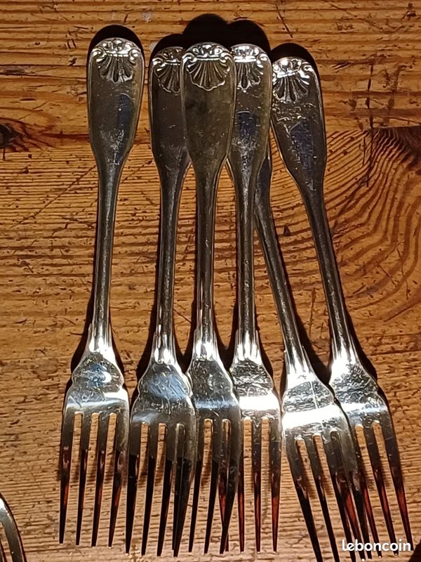 Ensemble de 12 couteaux à poisson Christofle modèle Cluny, état neuf