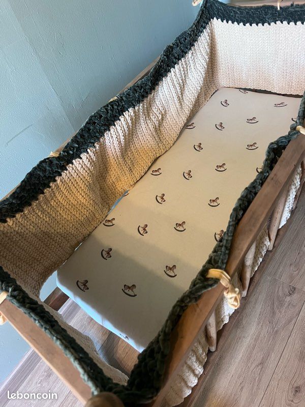 Lit Berceau Bois Style Basque/breton Pour Poupée - Avec Matelas, Linge Brodé Et Poupon