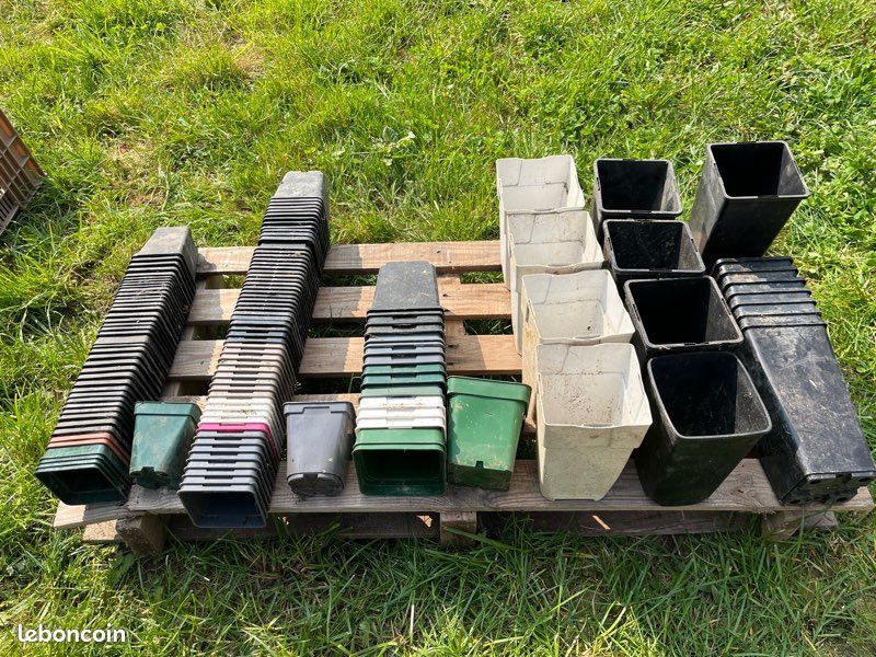 Grosses quantités :Grand pots carrés rempotages rosiers /arbres ,plants (pivoines) petits pour semis ou repiquage (image 1)