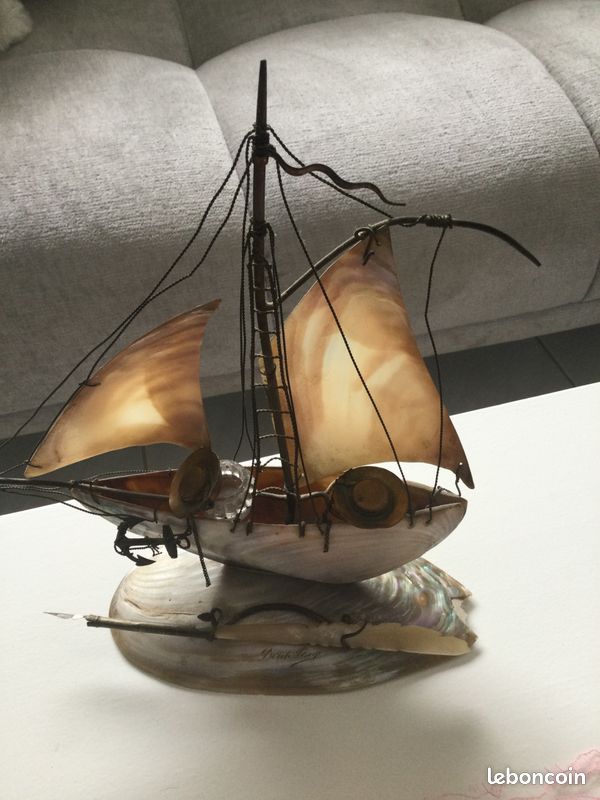 PETIT BATEAU VOILIER EN CORNE DE BOVIN SCULPTE A LA MAIN ANNEES 70