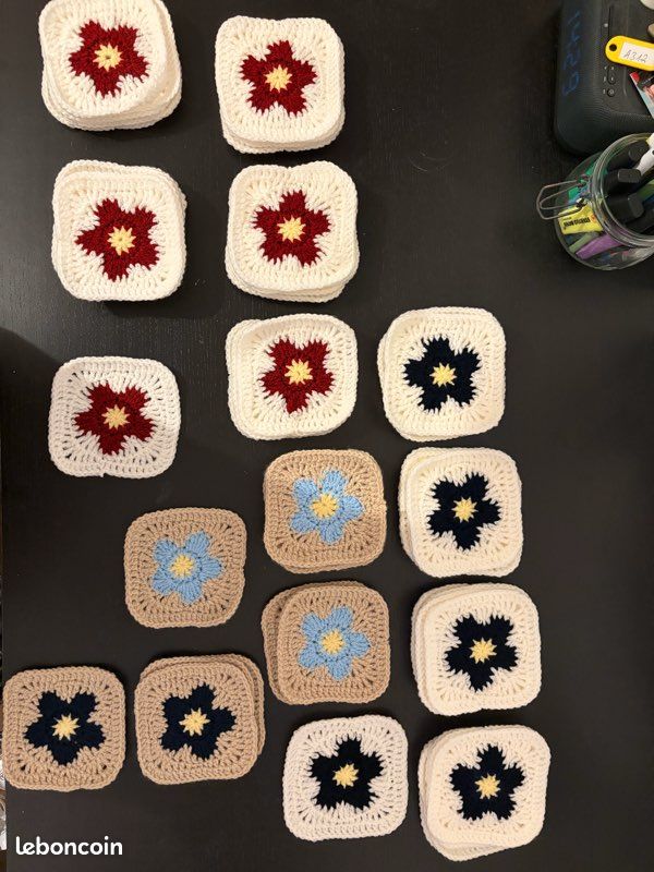 Granny squares fait main bleu foncé et blanc (image 5)