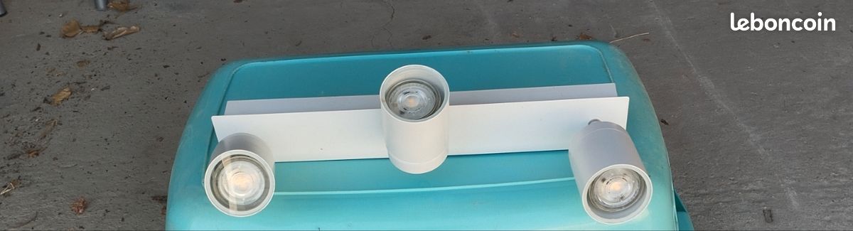 Plafonnier 3 spots orientables en métal blanc (image 1)