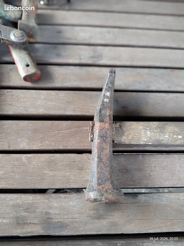 Marteau ancien à double facepanne croisée, typique des outils de forge ou de travail des métaux (image 3)
