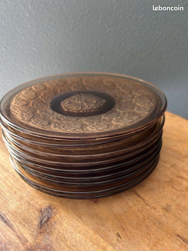 9 assiettes à dessert en verre moulé Art Déco (image 3)