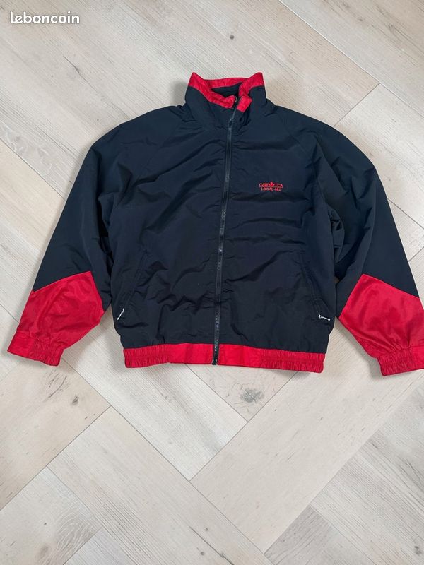 Veste Parachutiste Survêtement Kappa Bleu Et Noir - Ensemble Veste + Pantalon Pour Garçon - Taille Enfant - Neuf Avec Étiquettes Ensemble Sport Kappa Enfant Veste Parachutiste Survêtement Kappa Bleu Et Noir - Ensemble Veste + Pantalon Pour Garçon - Taille Enfant - Neuf Avec Étiquettes Ensemble Sport Kappa Enfant