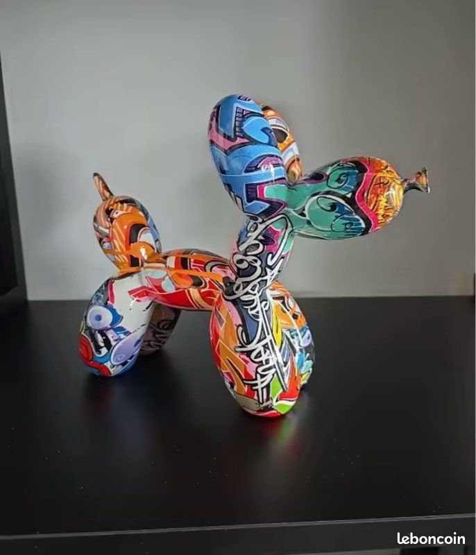 Sculpture de chien en ballon à carreaux noirs et blancs | Art abstrait