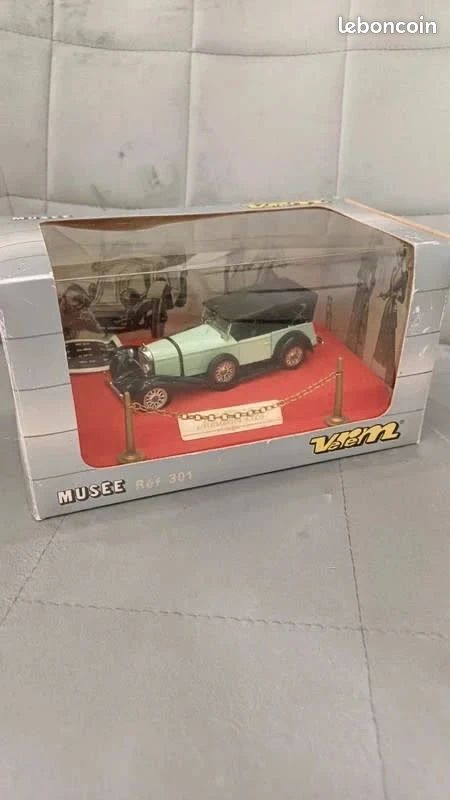 Corgi Toys Ford Thunderbird - petite voiture ancienne vintage en Corgi Toys Ford Thunderbird - petite voiture ancienne vintage en