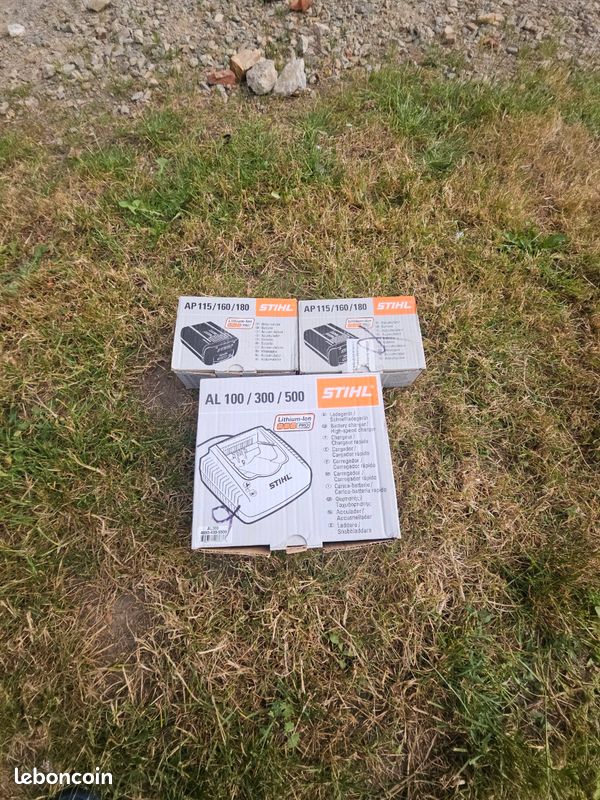 Lot Stihl 2 batteries AP180 + chargeur rapide AL300 (image 1)