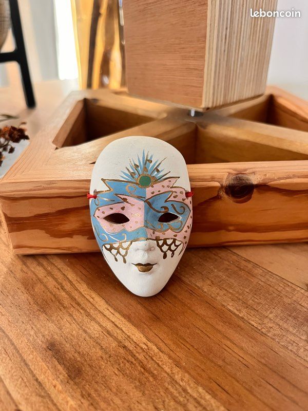Masque Mural Vénitien En Bois – Style Vintage Minimaliste – Déco Murale Abstraite