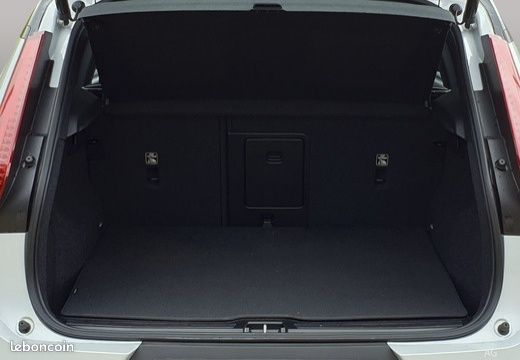 VOLVO XC40 B3 163 ch DCT7 Black Edition (image 10)