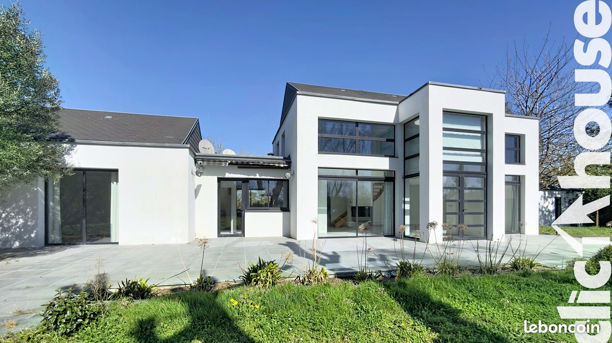 Maison 5 pièces 225 m² · à Genêts · 225 m² · 945 000 €