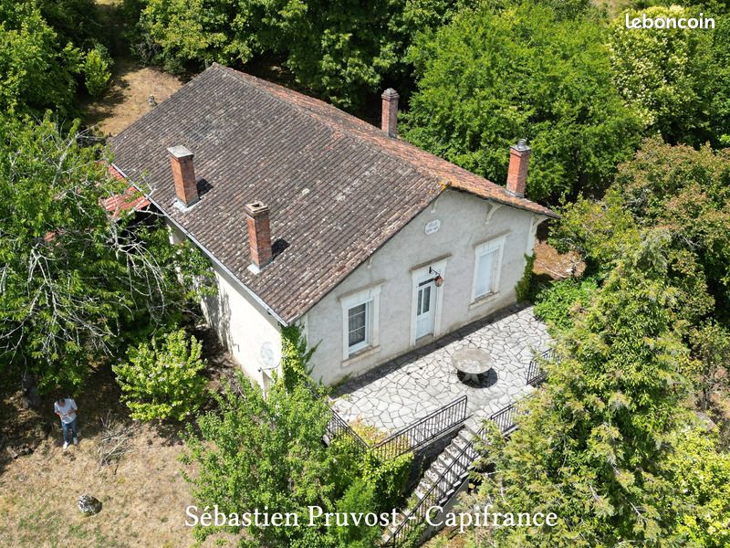 Maison 5 pièces 105 m² · à Agonac · 105 m² · 82 000 €