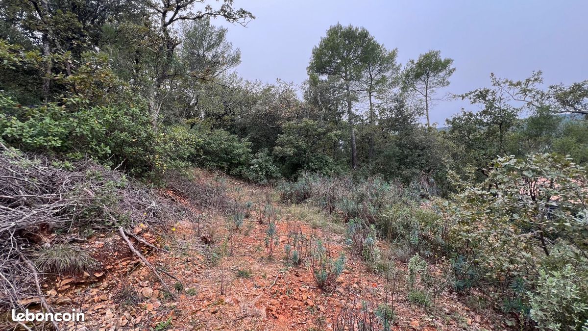 Terrain 1828 m² · à Garéoult · 1 828 m² · 130 000 €