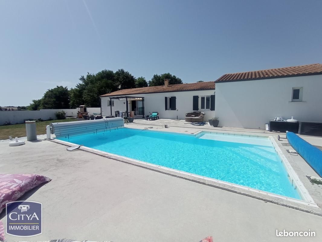 Maison 7 pièces 159 m² · à Ardillières · 159 m² · 378 000 €