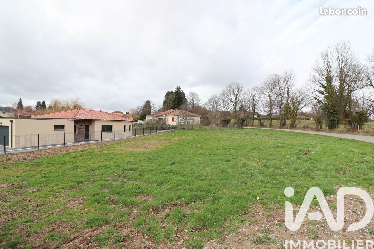 Terrain 1037 m² · à Chaptelat · 1 037 m² · 38 500 €