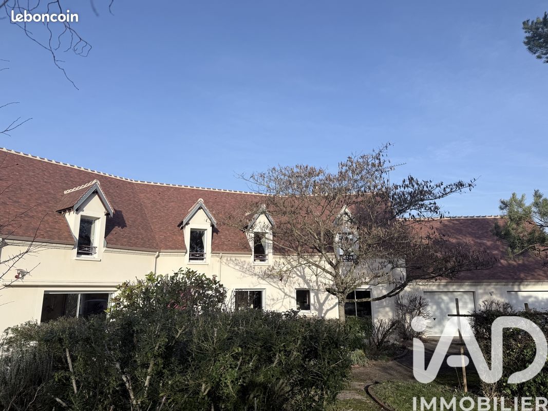 Maison 9 pièces 290 m² · à Champlay · 290 m² · 689 990 €