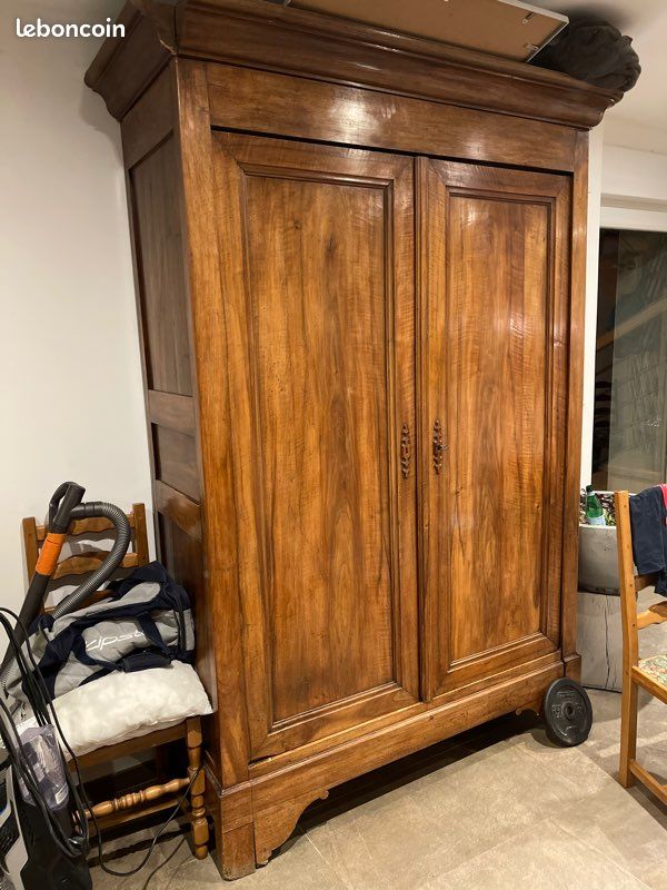 Armoire en noyer massif (image 1)