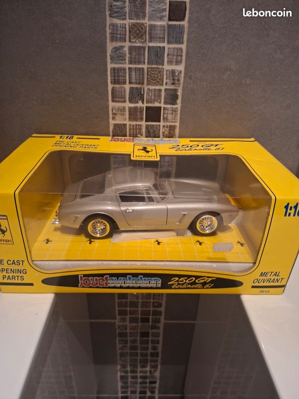 FERRARI 250 GT SWB Berlinetta Competizione 1961 rouge Revell 1/18 en boite - Collection