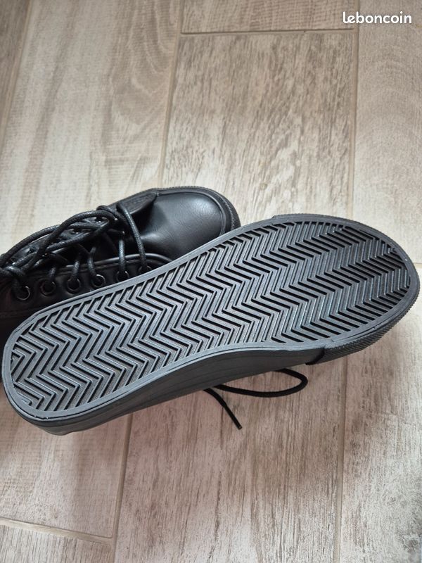 Baskets femme semelles compensées couleur noires neuves 36
neuves jamais porté
pointure 36 (image 4)