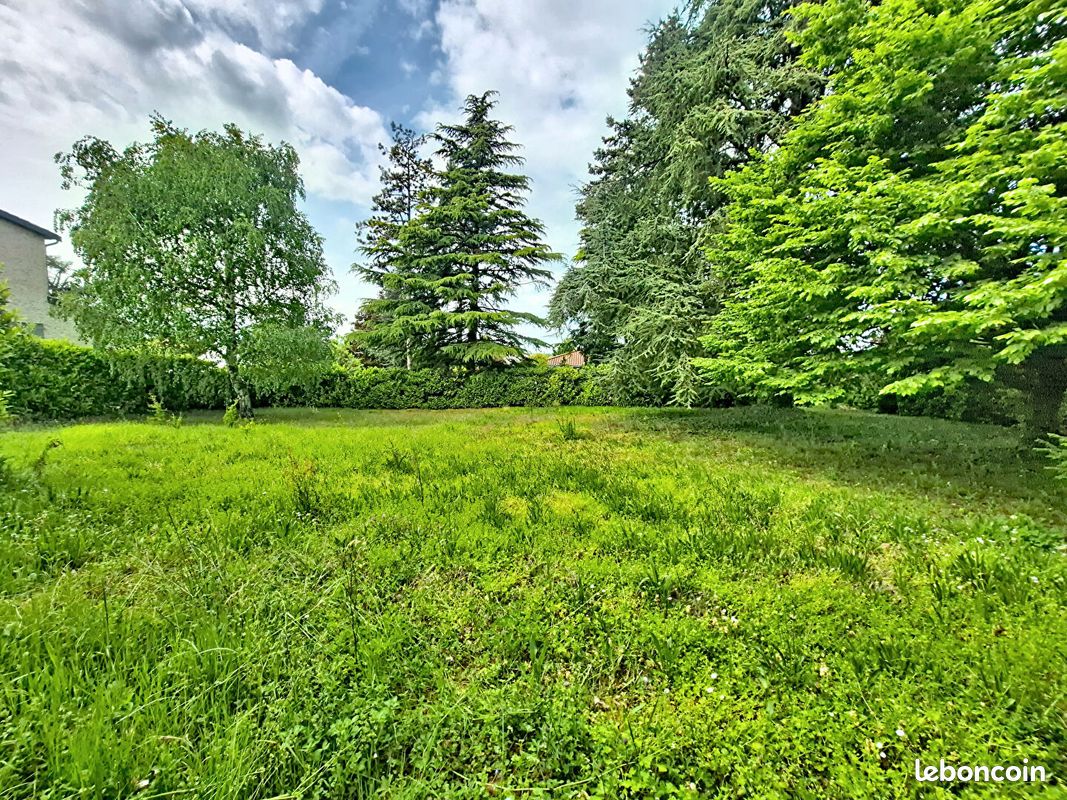 Terrain 701 m² CHARLY · 244 000 €