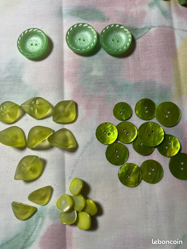 Lot De Petits Boutons En Plastique Divers - Occasion - Pour Couture, Créations DIY