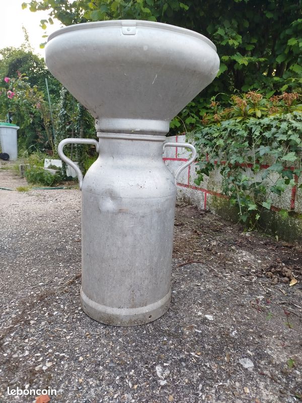 Pot à lait et entonnoir (image 1)