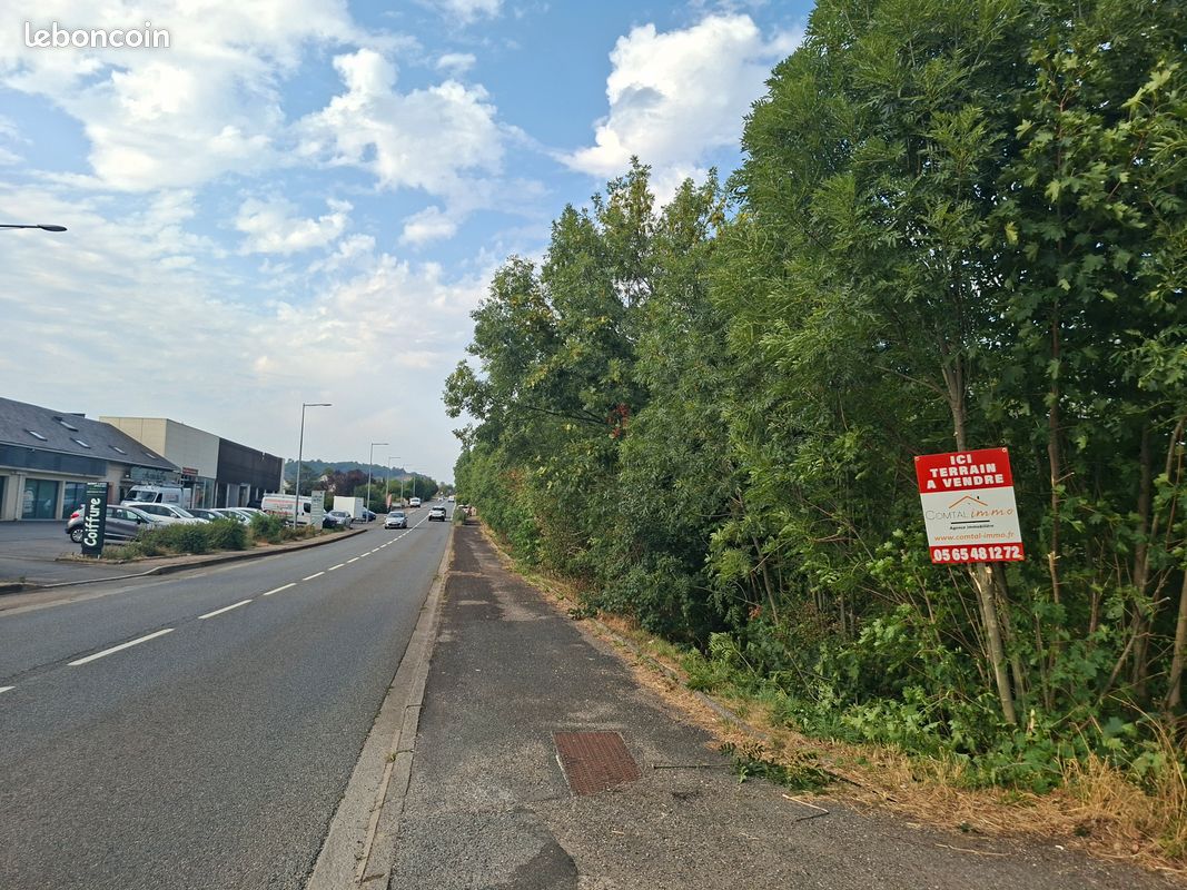TERRAIN dans le cœur de BOZOULS sur l’axe Espalion-Rodez (Possibilité de créer des bâtiments commerciaux) · 129 000 €