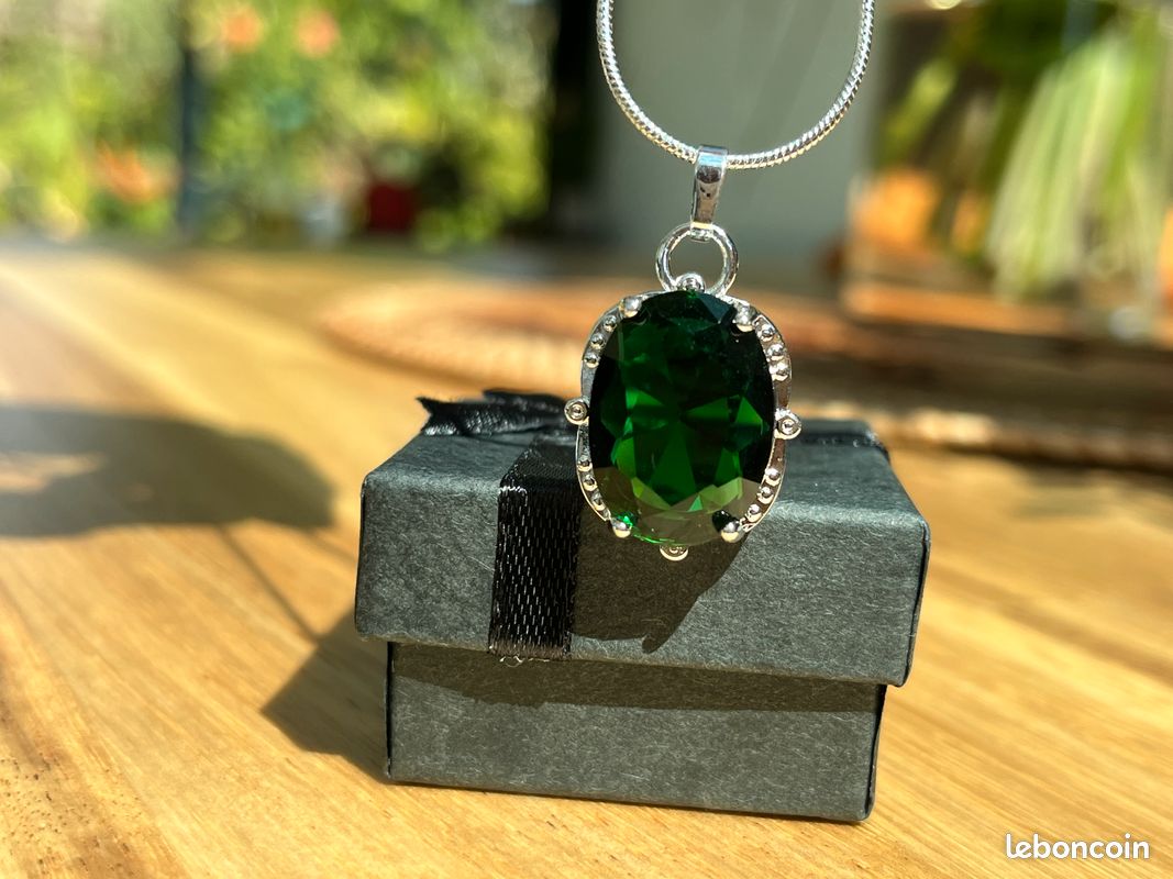 Pendentif vert émeraude vintage Montres Bijoux